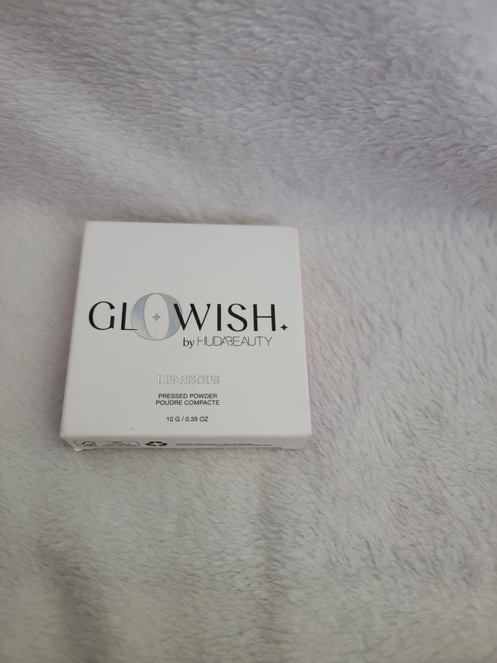 HUDA BEAUTY Glowish Luminous Pressed Powder - White